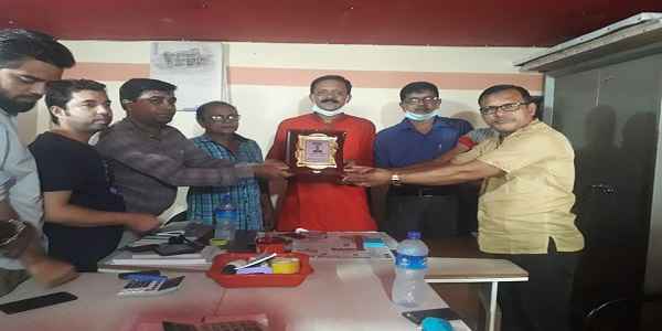 মধ্যনগর ইউনিয়ন পরিষদ চেয়ারম্যানকে সংবর্ধনা - Banglar Mati