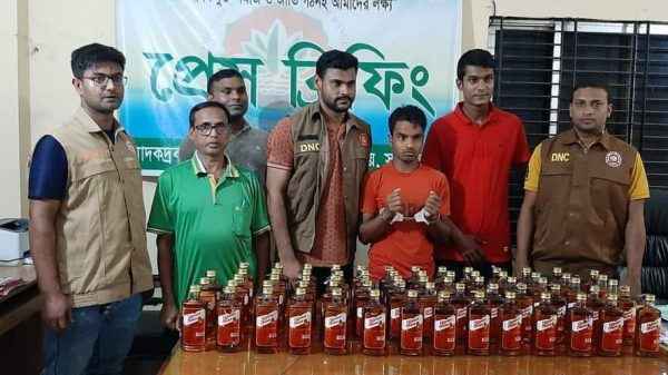 ভারতীয় মদসহ এক যুবককে গ্রেফতার করেছে জেলা মাদকদ্রব্য নিয়ন্ত্রণ অধিদফতর - Banglar Mati