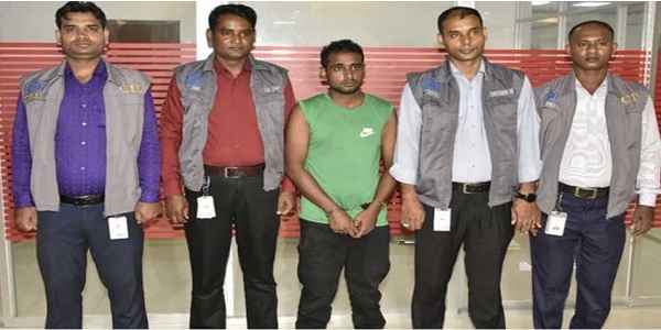 নারায়ন হত্যা, প্রধান আসামী রাজু শীলকে ঢাকা থেকে চাঁদপুরে নিয়ে আসা হচ্ছে - Banglar Mati