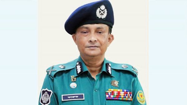 বিমান বন্দর থেকে আটকে দেওয়া হলো সাবেক অতিরিক্ত আইজিপিকে - Banglar Mati