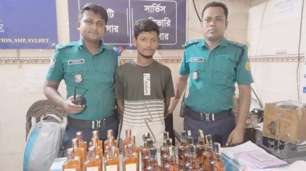 শহরতলীর কালি গাঁও থেকে ভারতীয় মদ সহ সিএনজি চালক আটক - Banglar Mati