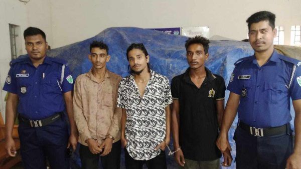 ওসমানী নগর থেকে ভারতীয় চিনিসহ ৩ জনকে আটক - Banglar Mati