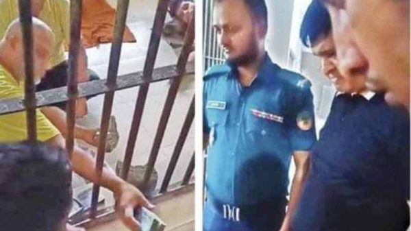 থানা হাজতে টাকা লেনদেনের ঘটনা ১ কনস্টেবল সাময়িক বরখাস্ত এক এসআই বদলী এবং দুই কর্মকর্তা শোকজ - Banglar Mati