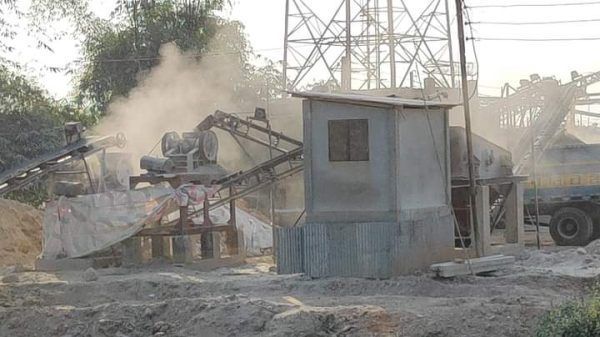 জৈন্তাপুরে ক্রাশার মিলের ধুলোয় আশপাশের পরিবেশ হুমকির মুখে ! নিয়ম-নীতির তোয়াক্কা করা হচ্ছে না - Banglar Mati