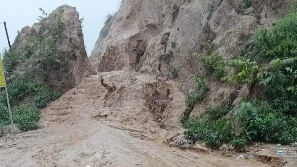 শহরতলিতে টিলা কাটার হিড়িক, তৈরী হচ্ছে আবাসিক এলাকা - Banglar Mati