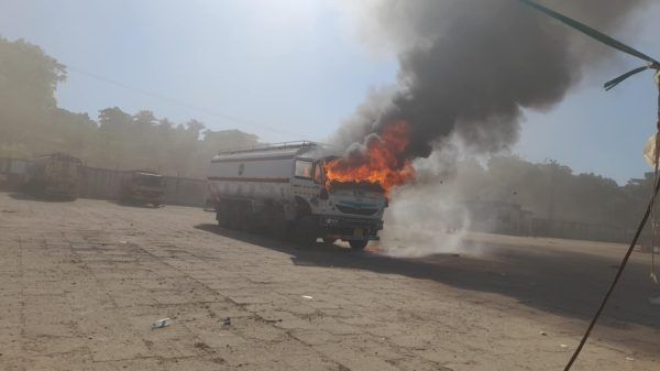 তামাবিল শুল্ক বন্দরে লরিতে আগুন,নেই অগ্নি নির্বাপক ব্যবস্থা! বন্দরে মিশ্র প্রতিক্রিয়া - Banglar Mati