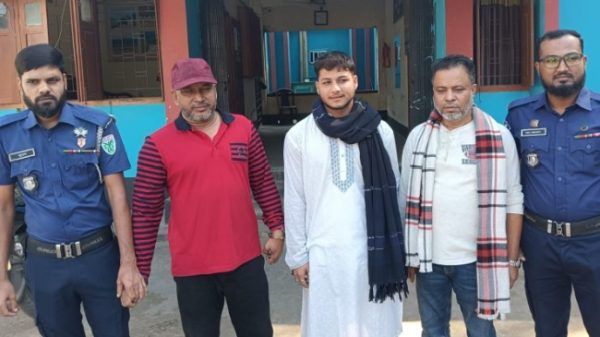 জৈন্তাপুরে বিদেশি মদসহ ইউপি সদস্যসহ আটক৩ - Banglar Mati