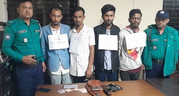 সিলেট নগরী থেকে চার ছিনতাই কারী কে আটক করেছে পুলিশ - Banglar Mati