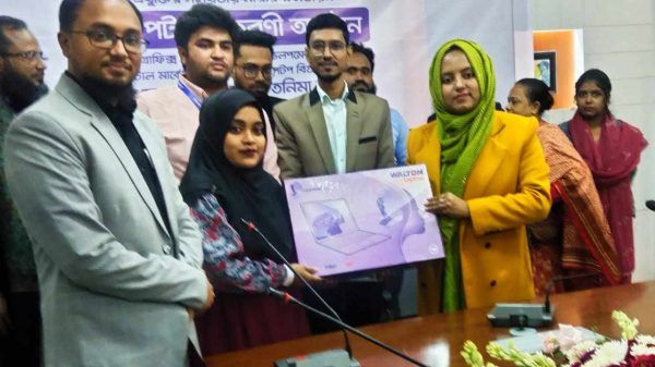 কালীগঞ্জে ৮০ জন কম্পিউটার প্রশিক্ষণার্থীদের মাঝে ল্যাপটপ বিতরণ - Banglar Mati