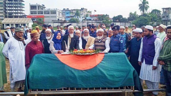 বীর মুক্তিযুদ্ধা সাখাওয়াত হোসেন মিলনকে রাষ্টীয় মর্যাদায় দাফন - Banglar Mati