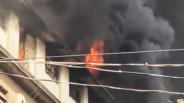 রাজধানীর হাজারীবাগে আগুন, নিয়ন্ত্রণে ৭ ইউনিট - Banglar Mati