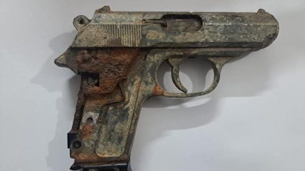 এয়ারপোর্ট থানা পুলিশ কর্তৃক পরিত্যক্ত অবস্থায় একটি পিস্তল উদ্ধার - Banglar Mati