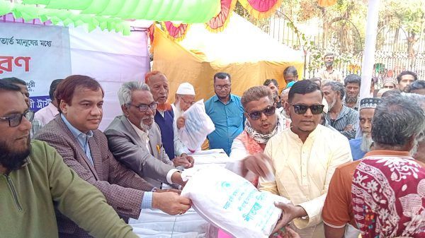 মরহুমা হাজী আফতারা বিবি চৌধুরী ট্রাষ্টের পক্ষ থেকে শীত বস্ত্র বিতরন - Banglar Mati