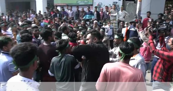 বরিশালে ছাত্রদলের দুপক্ষের দফায় দফায় সংঘর্ষ - Banglar Mati