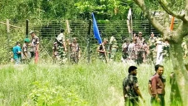 বাংলাদেশ সীমান্তে বিএসএফ এর কাঁটা তারের বেড়া বিজিবির বাঁধা - Banglar Mati