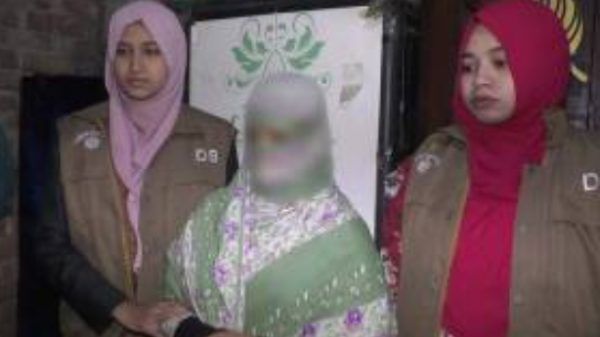 লক্ষীপুরে বিদেশি পিস্তলসহ তরুণী আটক - Banglar Mati