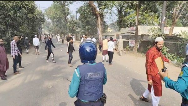 সিলেট নগরীর সাগরদীঘির পাড় এলাকায় সরকারি জায়গা দখল করা দু'পক্ষের সংঘর্ষ : পুলিশ সদস্য - Banglar Mati