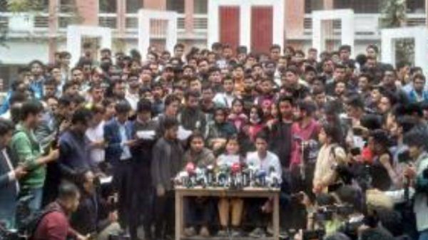 ঢাবির উপ-উপাচার্যকে ৪ ঘন্টার মধ্যে পদত্যাগের আল্টিমেটাম : কঠোর কর্মসুচীর ঘোষণা - Banglar Mati