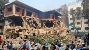 বুলডোজার দিয়ে ভাঙা হচ্ছে ৩২ নম্বরের বাড়ি, যা বলছেন উপদেষ্টা ও অভ্যুত্থান সংশ্লিষ্টরা - Banglar Mati