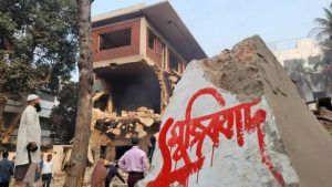 বুলডোজার দিয়ে ভাঙা হচ্ছে ৩২ নম্বরের বাড়ি, যা বলছেন উপদেষ্টা ও অভ্যুত্থান সংশ্লিষ্টরা - Banglar Mati