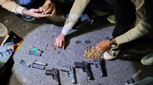 ত্রিপুরা থেকে বাংলাদেশে পাচারের সময় চারটি পিস্তল ও দেড়শো বুলেটসহ আটক১ - Banglar Mati