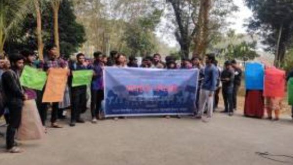 আবারো আন্দোলনে শাবিপ্রবির ছাত্র-ছাত্রীরা - Banglar Mati