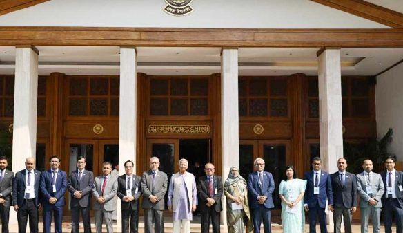 সারা দেশের জেলা প্রশাসকদের স্বাধীনভাবে কাজ করার নির্দেশ : প্রধান উপদেষ্টা - Banglar Mati