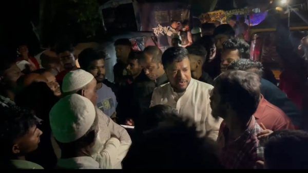 বিএনপি নেতা হেলাল উদ্দিনের মধ্যস্থতায় সিলেট তামাবিল মহাসড়কে যান চলাচল স্বাভাবিক - Banglar Mati