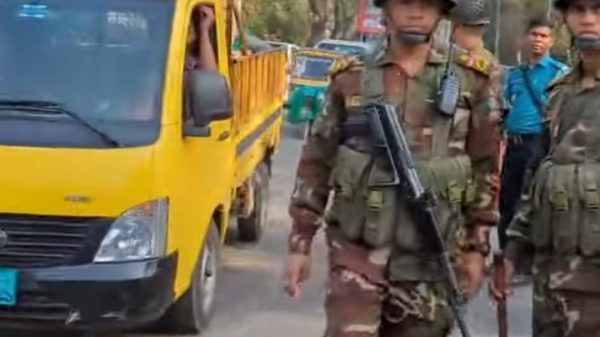 আইন শৃঙ্খলা পরিস্থিতির প্রেক্ষিতে সিলেটে  যৌথ বাহিনীর চেকপোস্ট - Banglar Mati