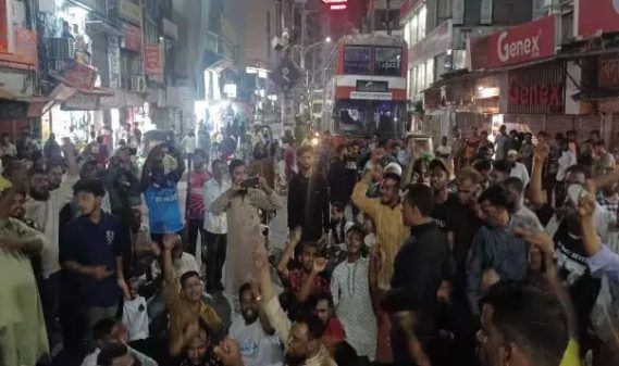 নগরীর জিন্দাবাজারে যুবদল নেতার পরিচয়ে চাঁদাবাজি : ব্যবসায়ীদের সড়ক অবরোধ - Banglar Mati