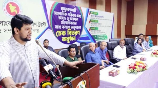 সংস্কার কমিশনের সাংবাদিক স্বার্থসংশ্লিষ্ট সুপারিশ বাস্তবায়নে সরকার কাজ করবে: তথ্য উপদেষ্টা - Banglar Mati