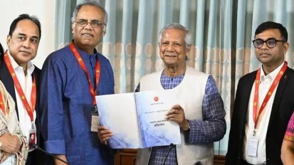 একই ব্যক্তি টিভি ও পত্রিকার মালিক হতে পারবেন না, সাংবাদিকের যোগ্যতা হবে স্নাতক - Banglar Mati