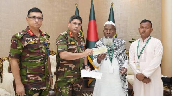 আবু সাঈদের পরিবারকে সেনাপ্রধানের আর্থিক সহায়তা - Banglar Mati