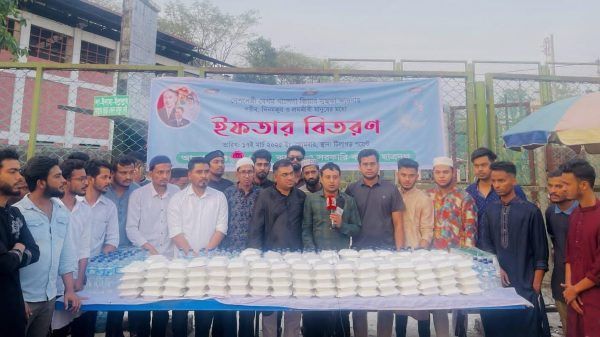 এমসি ও সরকারি কলেজ ছাত্রদলের উদ্দ্যোগে নগরীর টিলাগড় পয়েন্টে ইফতার বিতরন - Banglar Mati
