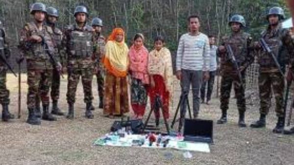 শহরতলি থেকে সেনাবাহিনীর অভিযানে মাদকদব্য সহ ৩ নারী ১ যুবক আটক : ১ জন পলাতক - Banglar Mati