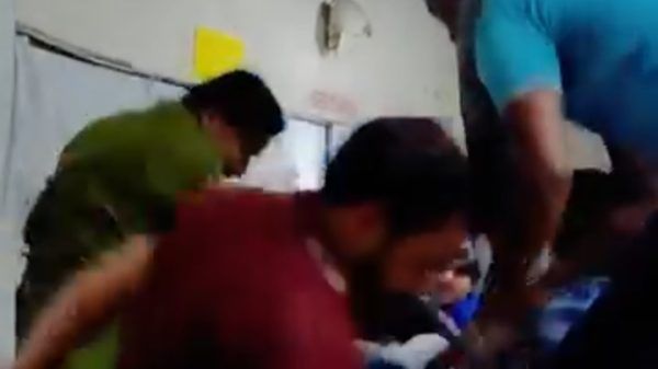 ধুমপানে বাঁধা দেওয়ায় দুই যুবককে মাথা ফাটিয়েছে কিশোর গ্যাং - Banglar Mati