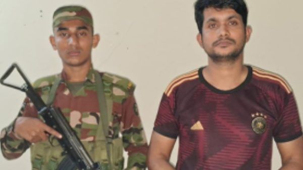 সিলেটে আন্তঃনগর ট্রেনের টিকিট কালোবাজারি চক্রের সক্রিয় সদস্য মাজহারুল কে আটক করেছে সেনাবাহিনী - Banglar Mati