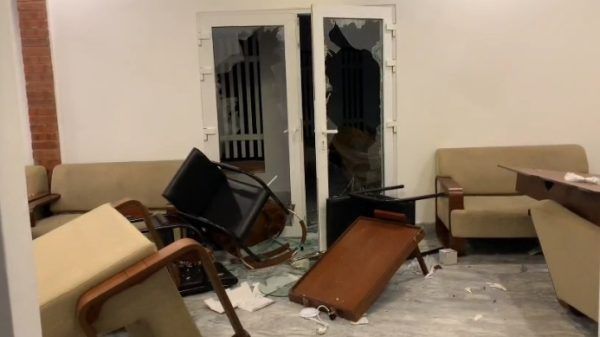 আওয়ামী লীগের ৪ নেতার বাসায় হামলা : নিষিদ্ধ সংগঠন ছাত্রলীগের ৪ জনকে আটক - Banglar Mati
