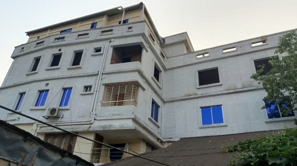 নগরীতে সিসিকের অনুমোদনবিহীন  ৫ তলা ভবন নির্মানের অভিযোগ - Banglar Mati