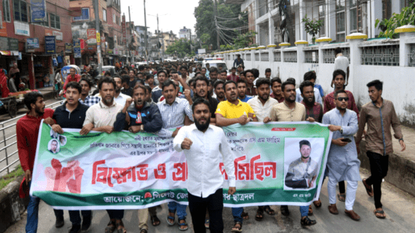 ছাত্রদল নেতা ফাহিমের উপর হামলাকারীদের গ্রেফতারের দাবীতে সিলেটে ছাত্রদলের বিক্ষোভ মিছিল - Banglar Mati