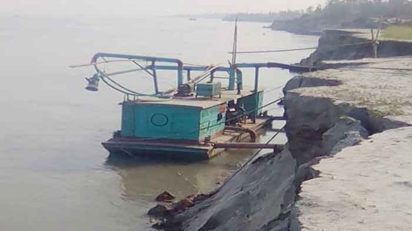 সুরমায় বালু উত্তোলন বিলীন হচ্ছে দুই উপজেলার বিস্তীর্ণ জনপদ - Banglar Mati