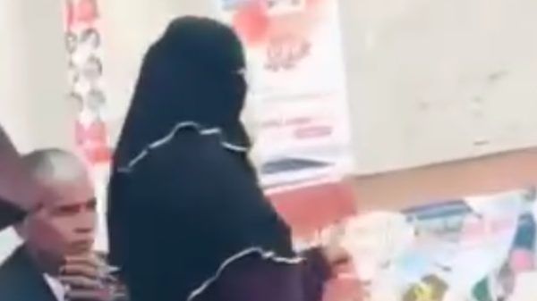 সুরমা মার্কেট পয়েন্টে প'তি'তাদের দৌরাত্ম্যে অতিষ্ট নগরবাসী ! প্রশাসনের নীরব ভুমিকা - Banglar Mati