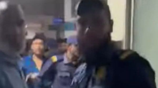 সিলেট উইমেন্স মেডিকেল কলেজে ডাক্তার ও গার্ড কতৃক রোগীর স্বজন লাঞ্চিত - Banglar Mati