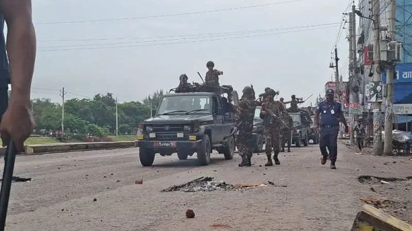 পুলিশ প্রাণঘাতী অস্ত্র ব্যবহার করছে না, আইজিপির দাবি - Banglar Mati