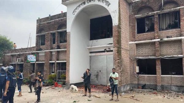 গোপালগঞ্জ জেলা কারাগারে হামলা-ভাঙচুর করে আওয়ামী লীগ - Banglar Mati