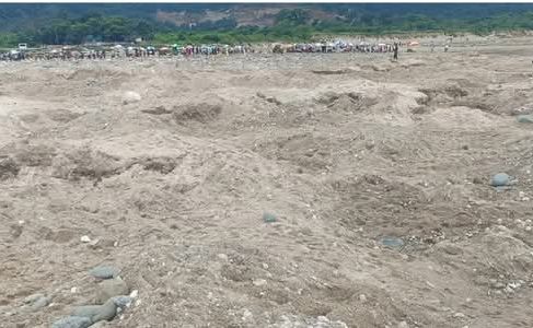 ভোলাগঞ্জের সাদা পাথর লুটপাট করেন দুই হাজার ব্যক্তি - Banglar Mati