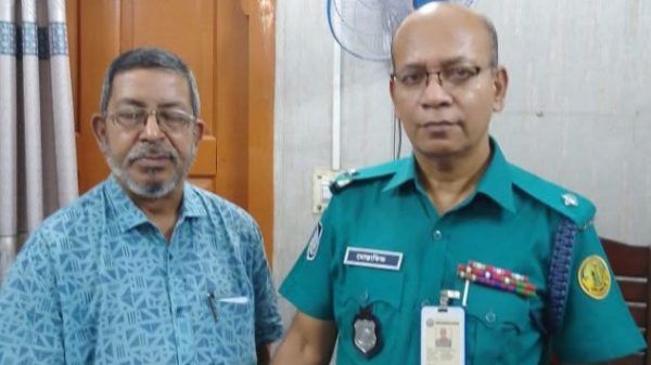 কতোয়ালী থানার নবাগত ওসির সাথে প্রবীন সাংবাদিক আকলিছ আহমদ চৌধুরীর সাক্ষাৎ - Banglar Mati