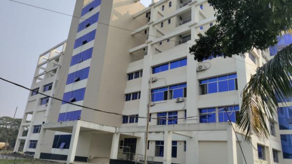 অযত্নে নষ্ট হচ্ছে কোটি টাকার হাসপাতাল ভবন - Banglar Mati