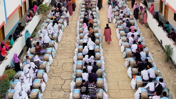 এতিম শিশুদের হাতে মুসলিম হ্যান্ডসের ভালোবাসার রমজান উপহার - Banglar Mati