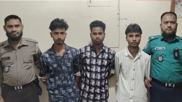 নগরীর সাগরদীঘির পাড় ওয়াক ওয়েতে ফের ছিনতাইয়ের চেষ্টা !  আটক ৩ - Banglar Mati